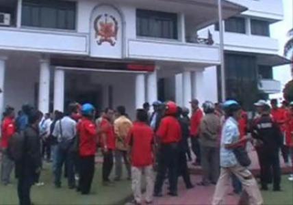Massa PDIP Serang Kantor Walikota Medan